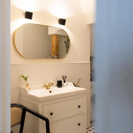 Elegant Ada Johanna Apartment, Close To The Centre And