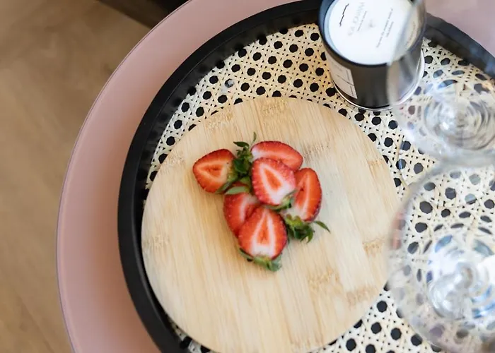 Daire Elegant Ada Johanna Apartment, Close To The Centre And